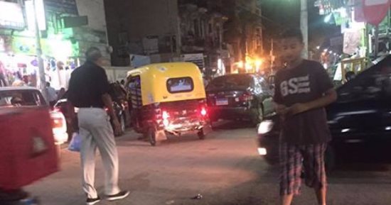 فوضى "التكاتك" توقف حركة المرور بشارع الترام فى الإسكندرية