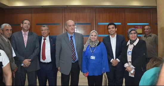 رئيس شركة ميناء القاهرة الجوى يكرم مدير عام العلاقات العامة بعد تقاعده