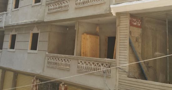 سكان عقار آيل للسقوط بالإسكندرية يستنجدون بالمحافظ لحل أزمتهم 