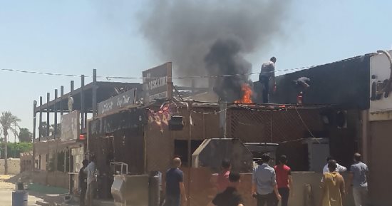 بالفيديو.. السيطرة على حريق مقهى بالسويس دون إصابات 