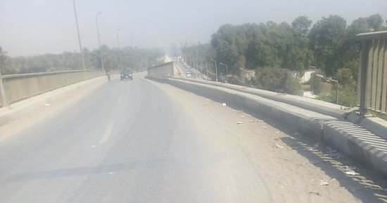 قبل المصيبة.. قارئ يرصد سرقة السور الحديدى لنزلة الطريق الدائرى بالمنصورية