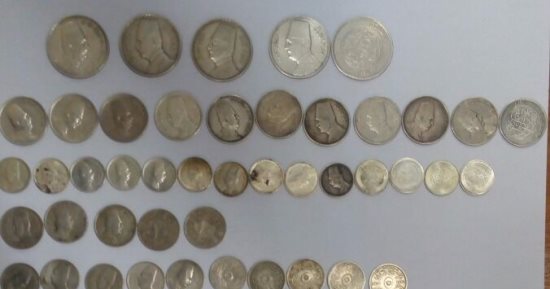 بالصور.. الآثار تحبط محاولة تهريب 426 عملة أثرية وسندات تعود لأسرة محمد على