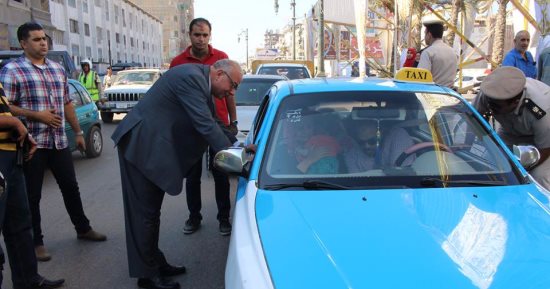 مدير أمن دمياط يقود حملة مرورية للتأكد من التزام سائقى التاكسى بالتعريفة
