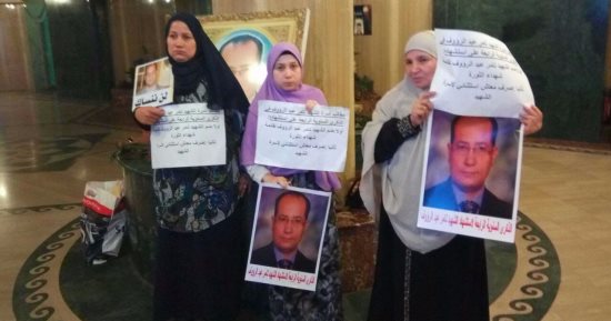 نقيب الصحفيين يلتقى أسرة الشهيد الصحفى تامر عبد الرءوف