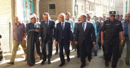 بالصور.. مصطفى بكرى يشارك فى حل مشكلة ثأرية بين "الغنائم" و"الطوايل" بقنا