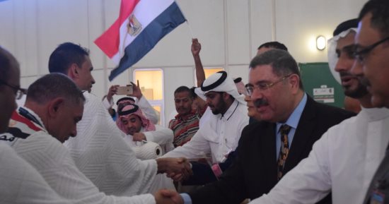 بالصور.. القنصل العام فى جدة يستقبل الحجاج المصريين بالمطار 