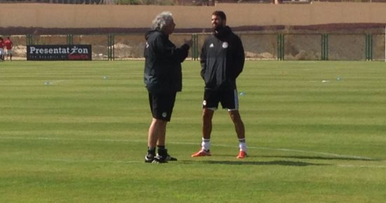 بالصور .. جلسة خاصة بين ناجى وإكرامى أثناء مران المنتخب