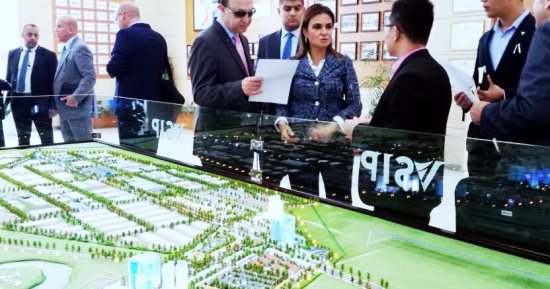 سحر نصر ومميش يتفقان مع هيئة موانئ سنغافورة على عودة العمل بشرق بورسعيد