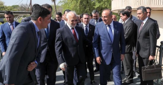 بالصور.. وزير الخارجية التركى يصل بغداد فى زيارة رسمية