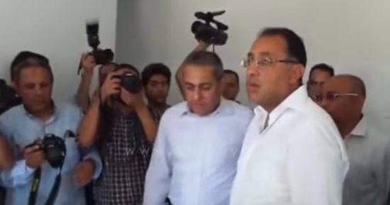 وزير الإسكان ومحافظ أسوان يتفقدان محطة معالجة الصرف الصحى بكيما