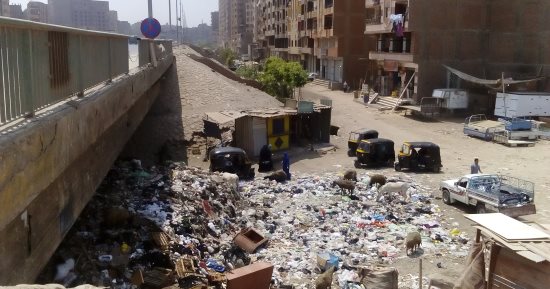 بالصور.. القمامة تغلق نفق المسابك بالوراق.. والحى: رفعها قبل العيد