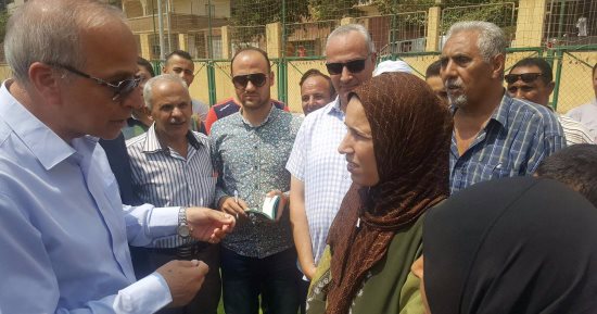 عمال الإدارة التعليمية بكفر شكر يطالبون محافظ القليوبية بصرف رواتبهم المتأخرة 