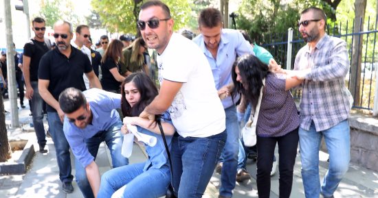 بالصور.. الشرطة التركية تقمع مظاهرة تضامنية مع معتقلين مضربين عن الطعام
