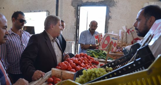 محافظ الإسماعيلية يتفقد معرضا للسلع الغذائية بنادي المنتزه