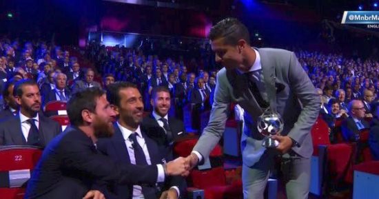 ميسي يهنئ رونالدو بعد تتويجه بلقب أفضل مهاجم فى دورى أبطال أوروبا
