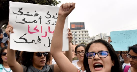 بالصور.. اعتصام بالمغرب تنديدا بالعنف الجنسى ضد النساء على خلفية اغتصاب فتاة
