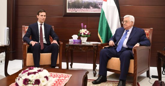 مسؤول فلسطينى يؤكد انه سيكون من "السخيف تماما" الا يدعم ترامب حل الدولتين