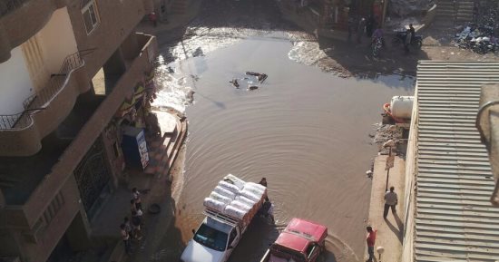 بالصور.. غرق شارع المعهد الدينى فى الوراق بمياه الصرف الصحى