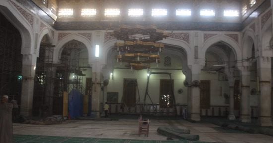 بالصور.. بدء المرحلة الثانية من إحلال وتجديد 60 عموداً بمسجد العارف بالله الدسوقى