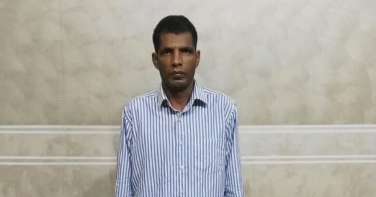 القبض على موظف بحوزته بندقية آلى وذخيرة بمسكنه فى المعصرة