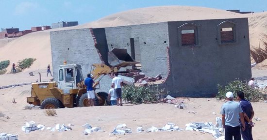 إزالة 13 حالة تعدى مجاورة للطريق الدولى الساحلى بكفر الشيخ