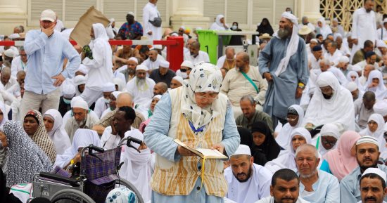 بالصور.. ضيوف الرحمن يؤدون أول صلاة جمعة من شهر ذى الحجة فى المسجد الحرام