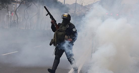 بيرو: مقتل 17 شخصا جراء اشتباكات بين متظاهرين وقوات الأمن