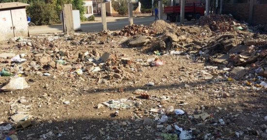 مطالب برفع تلال المخلفات بجوار مستشفى كفر الباجور 