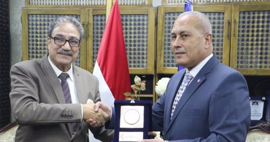 محافظ السويس ورئيس قصور الثقافة يناقشان خطة إنشاء مدينة ثقافية متكاملة
