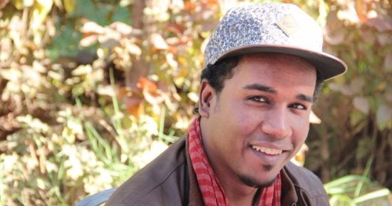 بالصور.. "محمود بكار" رسام نوبى يروج للسياحة النوبية من القاهرة