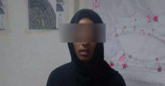 بالصور.. شاب يتنكر فى زى سيدة لخطف الأطفال بالتجمع والأهالى يسلمونه للشرطة