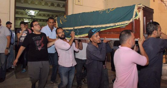 بالصور.. انتهاء صلاة الجنازة على والدة ليلى علوى وتشييع الجثمان بمدافن العائلة