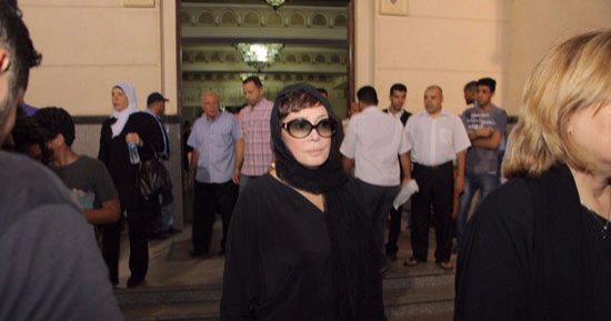 ليلى علوى تمنع التصوير فى جنازة والدتها.. ولبلبة وإلهام شاهين أول الحضور