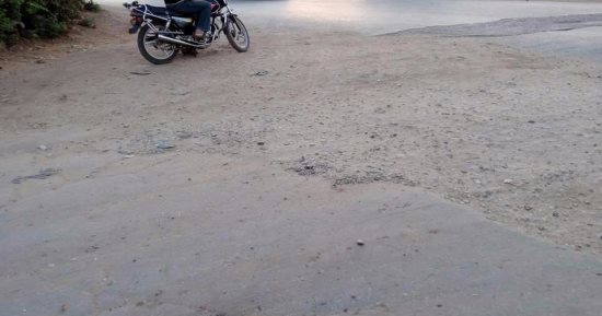 بالصور.. تهالك الطريق الرئيسى فى ميت عدلان بالدقهلية ومطالب بإعادة رصفه