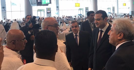 مساعد وزير الداخلية للإعلام يتفقد صالة المطار الموسمية ويودع أسر الشهداء