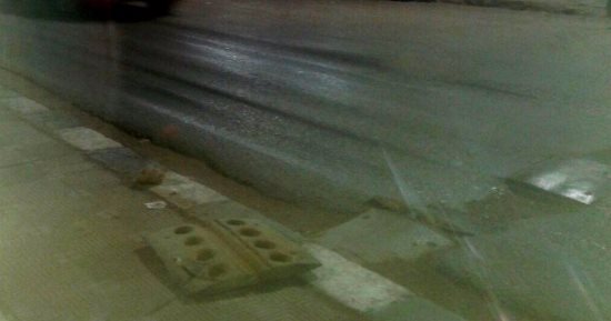 بالصور.. مطبات الكاوتشوك بطرق الداخلة تتفكك وتندثر بعد شهور من تركيبها