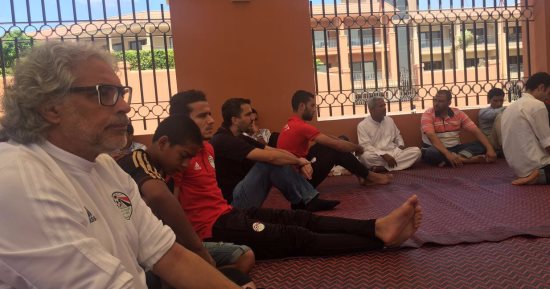 بالصور.. لاعبو المنتخب والجهاز الفنى فى صلاة الجمعة