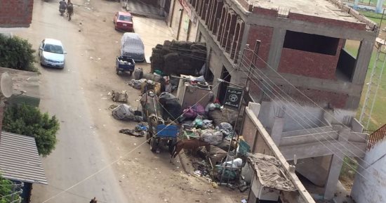 قارئ يشكو من احتلال بائعى الخردة لسور استاد منوف الرياضى