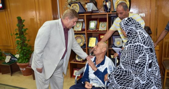 محافظ الإسماعيلية يسلم كرسى متحرك لمسن لمساعدته على الحركة