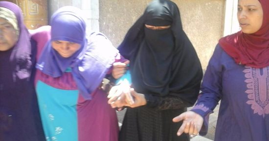 بالصور.. سيدة تضع مولودا داخل سيارة قافلة طبية فى طنطا