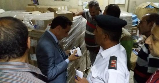 ضبط لحوم فاسدة وغلق عدد من المحال التجارية المخالفة فى باب الشعرية