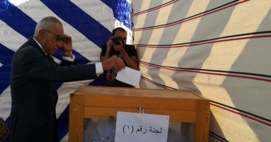 بالصور.. إبراهيم عثمان رئيس الإسماعيلى يدلى بصوته على لائحة النظام الأساسى