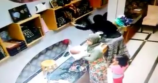 بالفيديو.. سيدتان تسرقان مشغولات ذهبية من أحد محلات مطروح