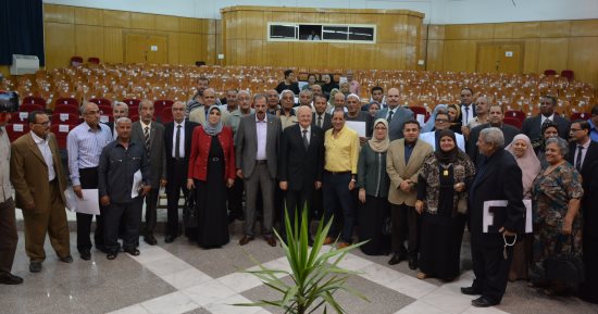 رئيس جامعة الزقازيق خلال تكريمه للعاملين : سن المعاش هو بداية الحياة 