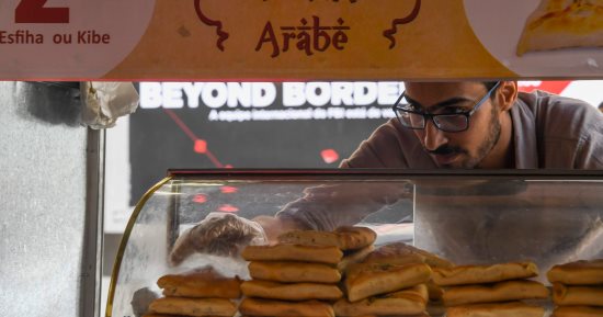 بالصور..البرازيليون يحولون مهاجرًا مصريا لبطل شعبى بعد تعرضه لاعتداء عنصرى