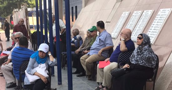 أعضاء الأهلى يطلعون على اللائحة قبل التصويت فى ثانى أيام العمومية