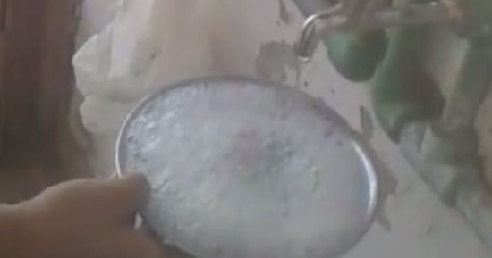 مواطن فى "قرية أبا الوقف" بالمنيا يشكو تلوث مياه الشرب