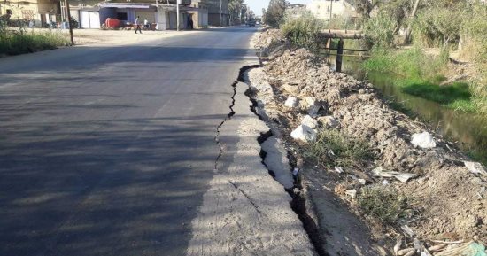 بالصور .. أجزاء منهارة ومطبات عشوائية بطريق عزبة البرج- دمياط قبل تسليمه