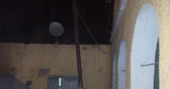 خوفا من سقوطه.. أهالى "البيشة" بالمنوفية يربطون عمود كهربائى متهالك بالحبال