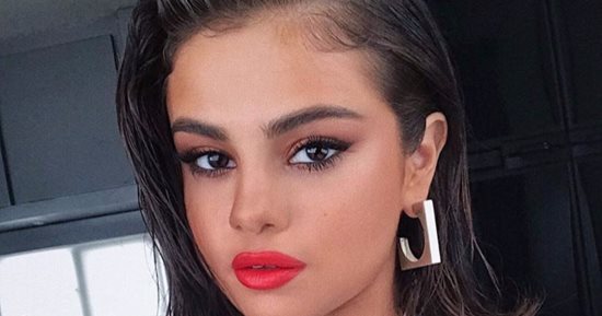 شاهد.. سيلينا جوميز تخطف الأنظار بعد خضوعها لجلسة مكياج ساحرة